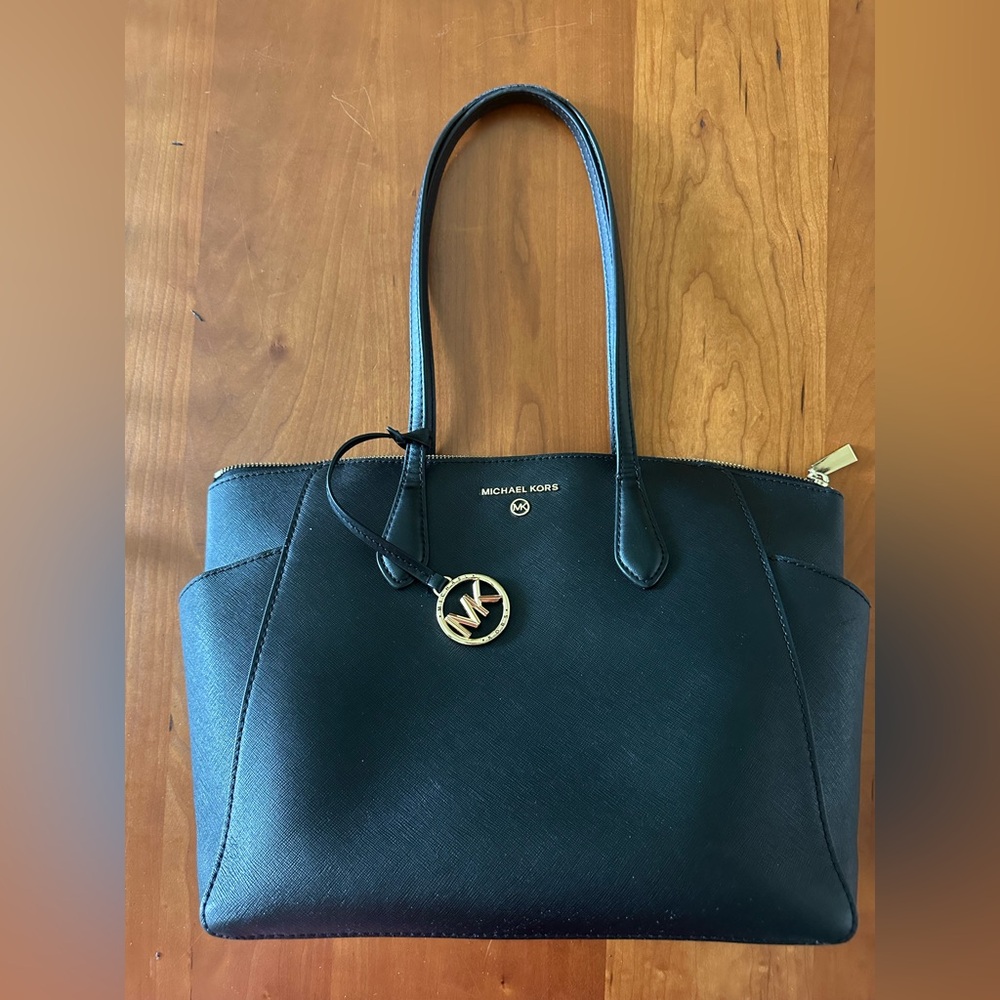 Michael Kors black bag w/2 outside pockets & spacious interior: 10” x 14”